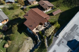 Chalet à louer à La Tzoumaz dans le canton du Valais, proche des pistes et des commerces.